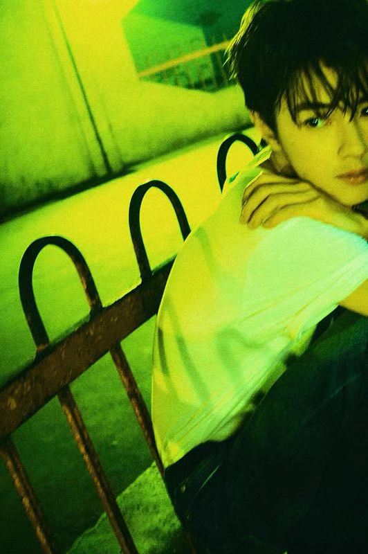 这一套街拍写真十分自然随性,少年眉眼无邪,美好满溢