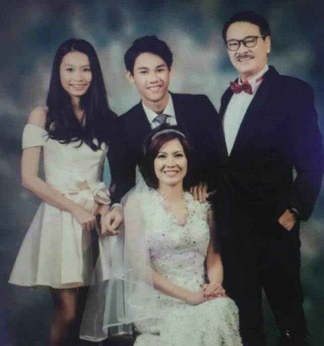 娱乐资讯吴孟达小儿子近照身材高大模样清秀