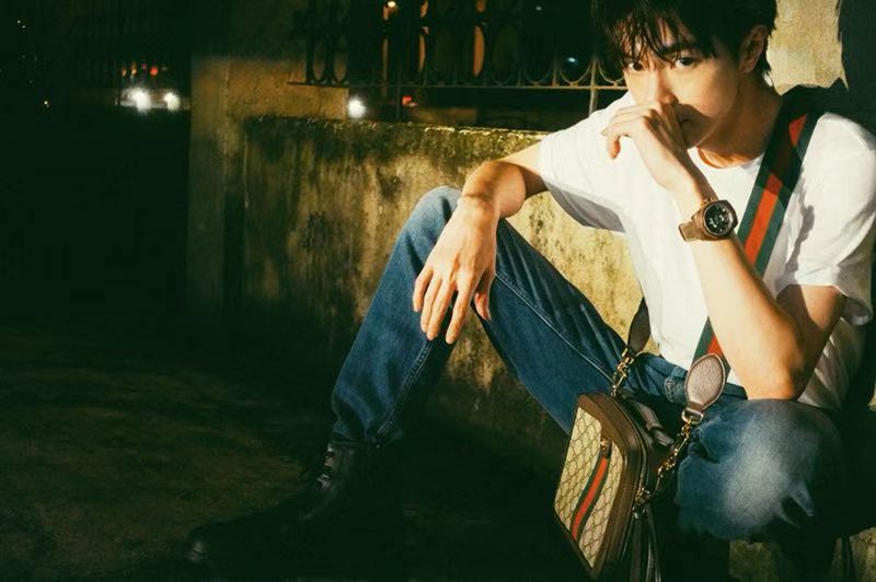 这一套街拍写真十分自然随性,少年眉眼无邪,美好满溢