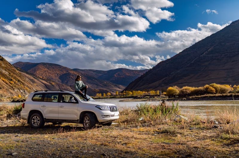 和一辆车拍照的几个基本姿势同行的小伙伴 @建群1014 拍摄