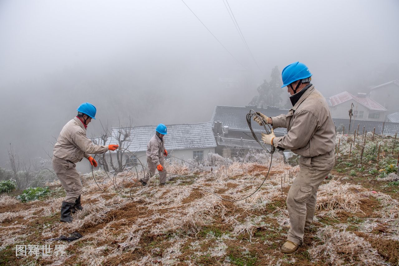 高山電力線路現近5公分厚覆冰 工人緊急搶修10千伏斷線故障