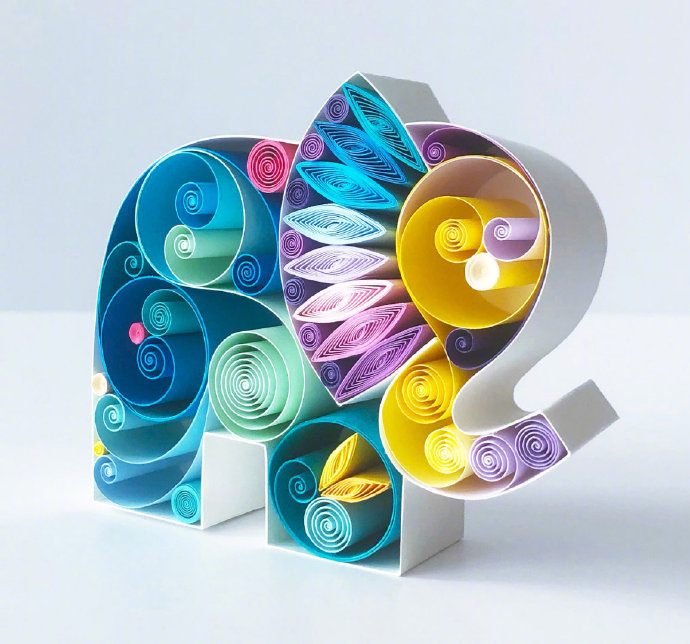 各种色调纸张折叠,堆叠以创作立体化的纸质雕塑 土耳其艺术家s