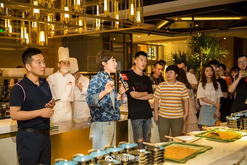 现场,豆捞坊潮汕牛肉火锅创始人苑嘉益亲自带领各位媒体嘉宾,参观了