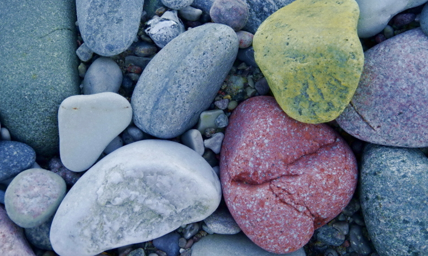 贵州大山之中的"神秘"石头,像不倒翁一样推不倒,是什么原理呢