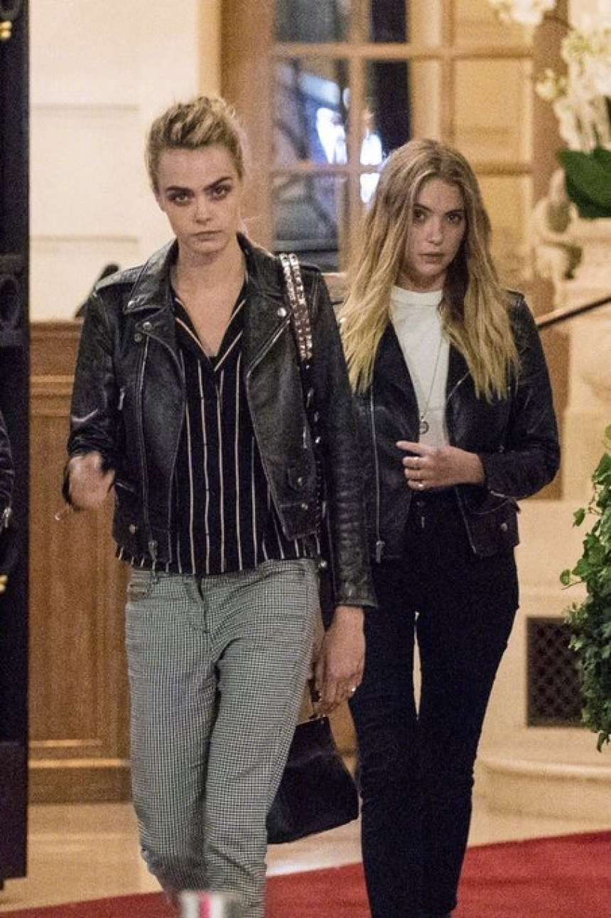 卡抽cara delevingne 和女友ashley benson在巴黎离开丽兹酒店的街拍