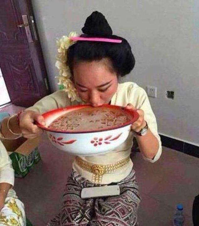 幽默笑话:你去客厅看看,你从幼儿园接回来的,是你儿子吗!