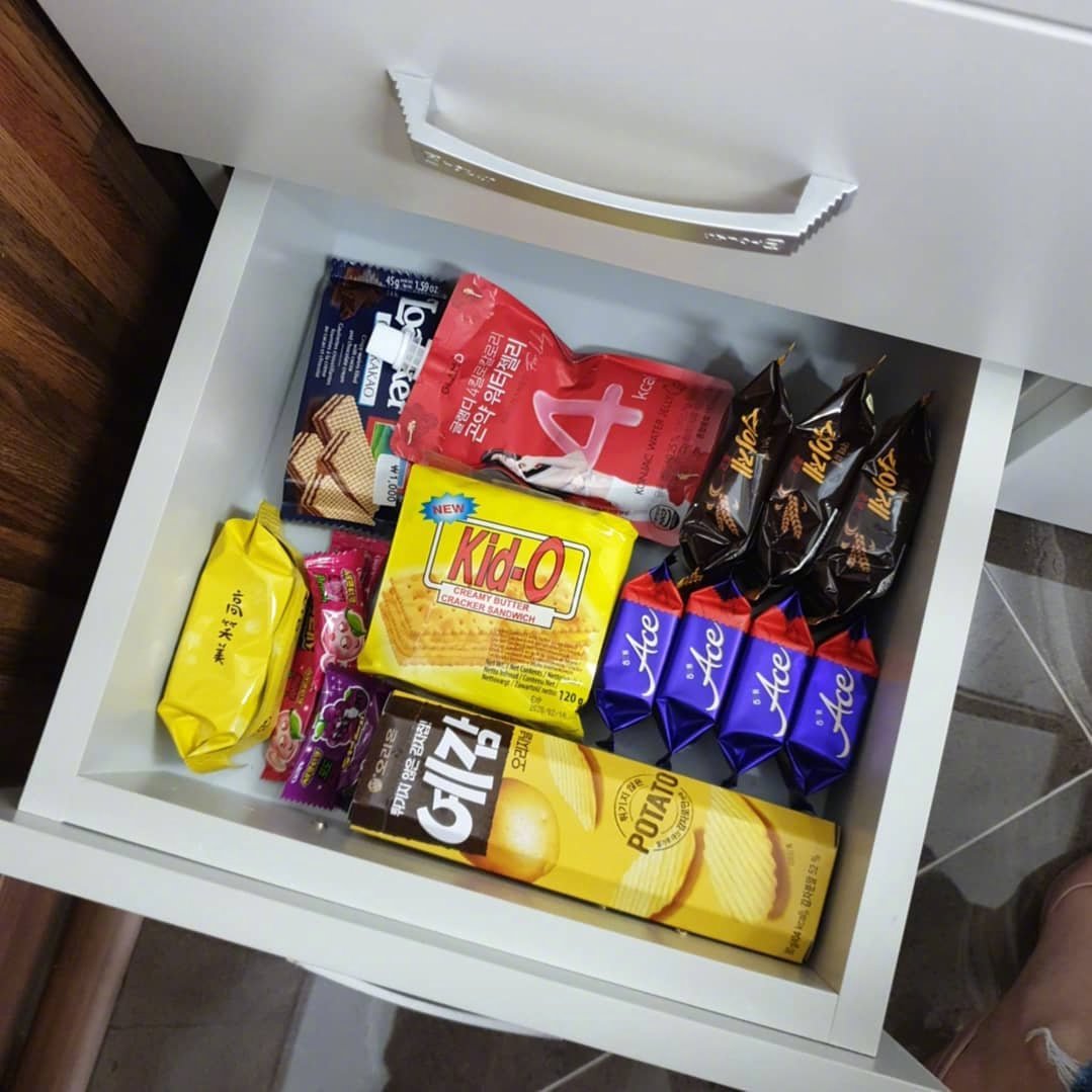 办公桌里一定要有一个抽屉是要塞满零食的dei不dei