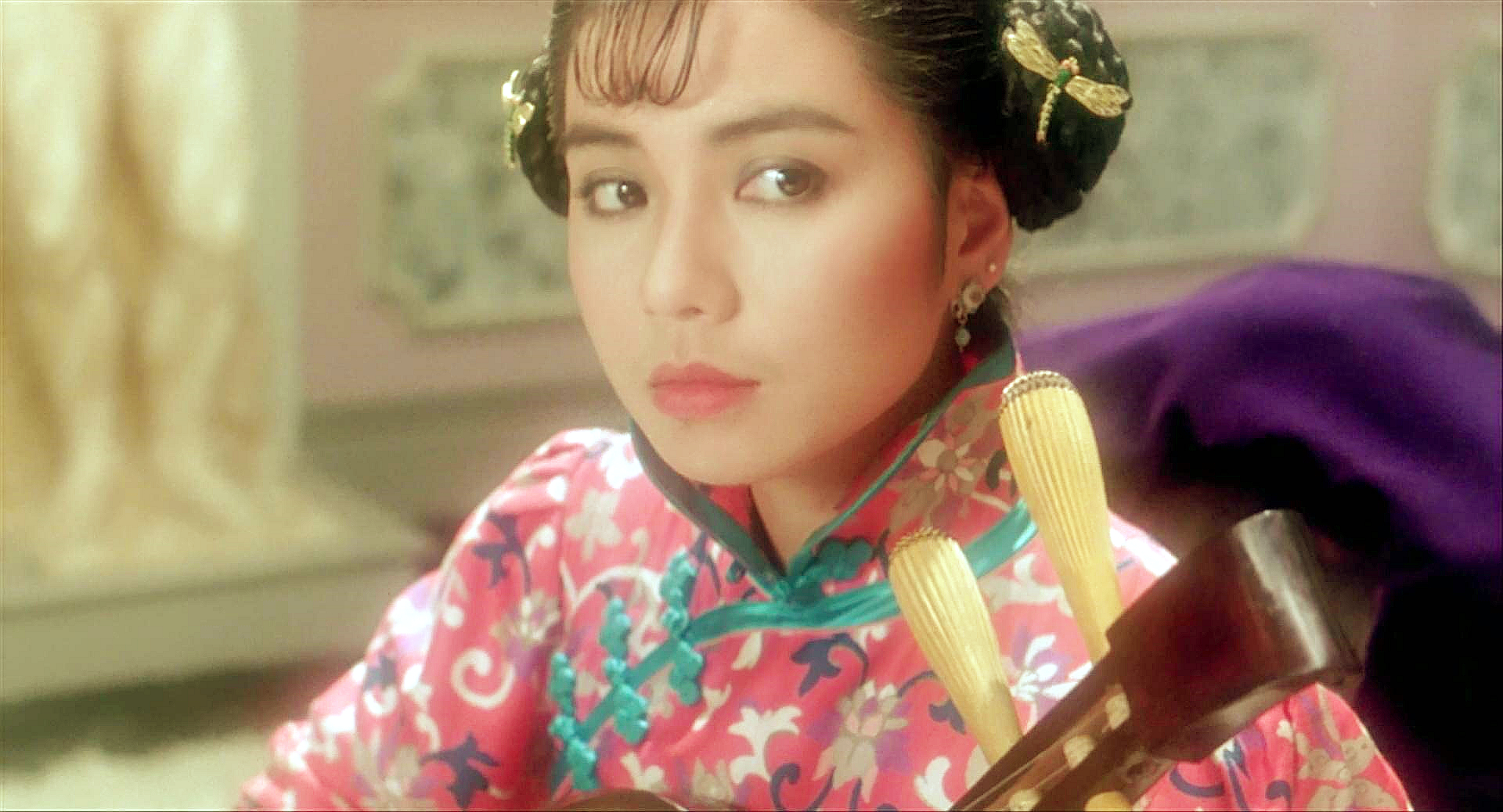 1986年,徐克导演的文艺动作片《刀马旦》,除了钟楚红,还有林青霞