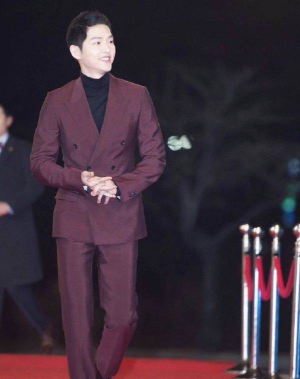 久未露面的宋仲基,穿黑色西装再现长腿欧巴,男神风采不减当年