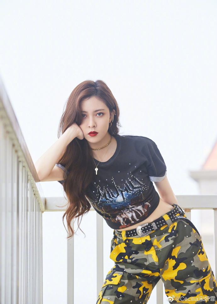 宋妍霏空中瑜伽照:瑜伽教练强拉双腿,瑜伽锻炼不吃苦怎么行?