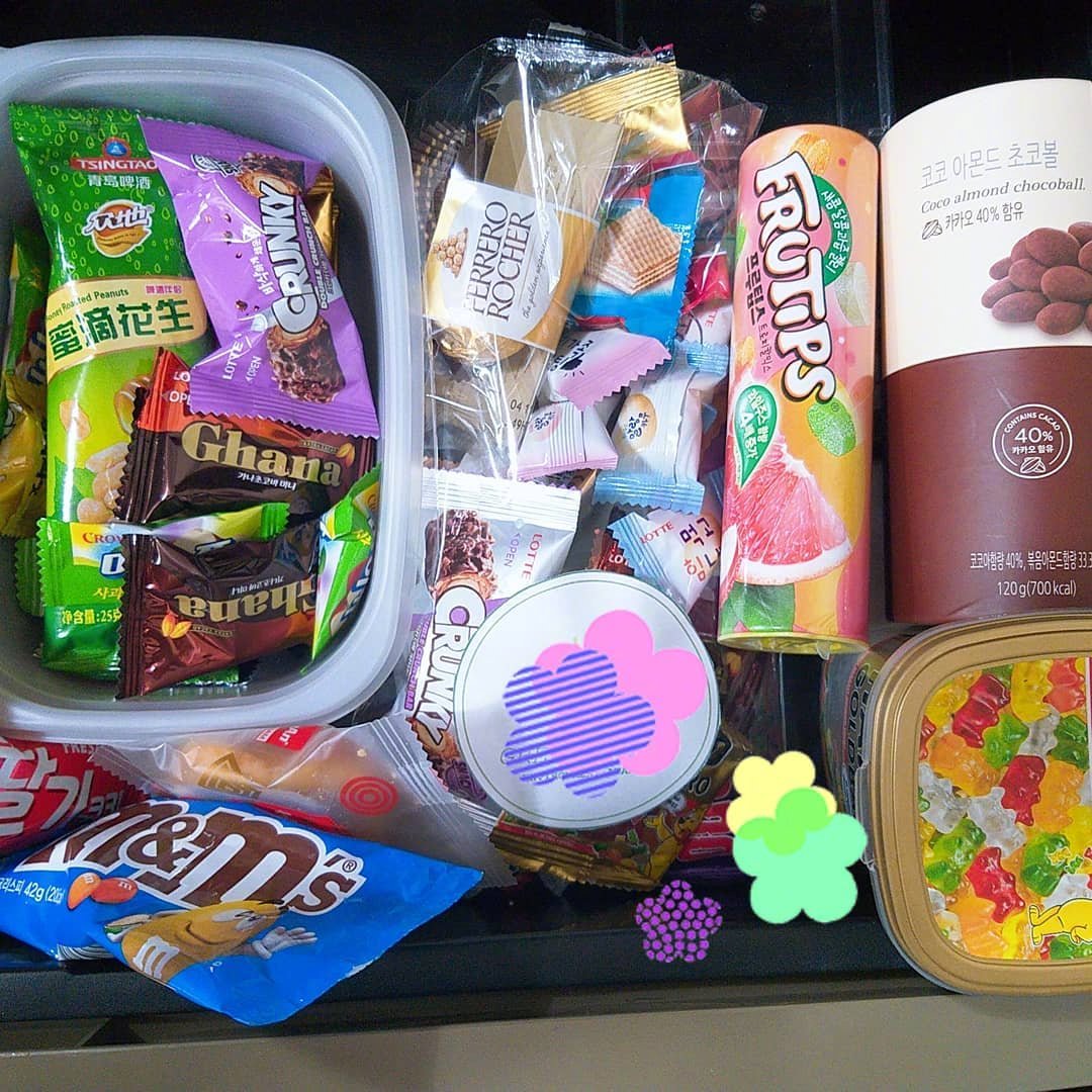 办公桌里一定要有一个抽屉是要塞满零食的dei不dei