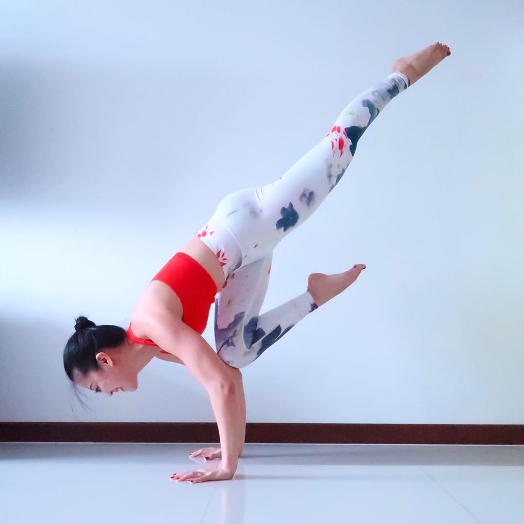 张蓝心一展豹纹泳装,性感又高级,变身气质美型娘|张蓝心|体式|瑜伽