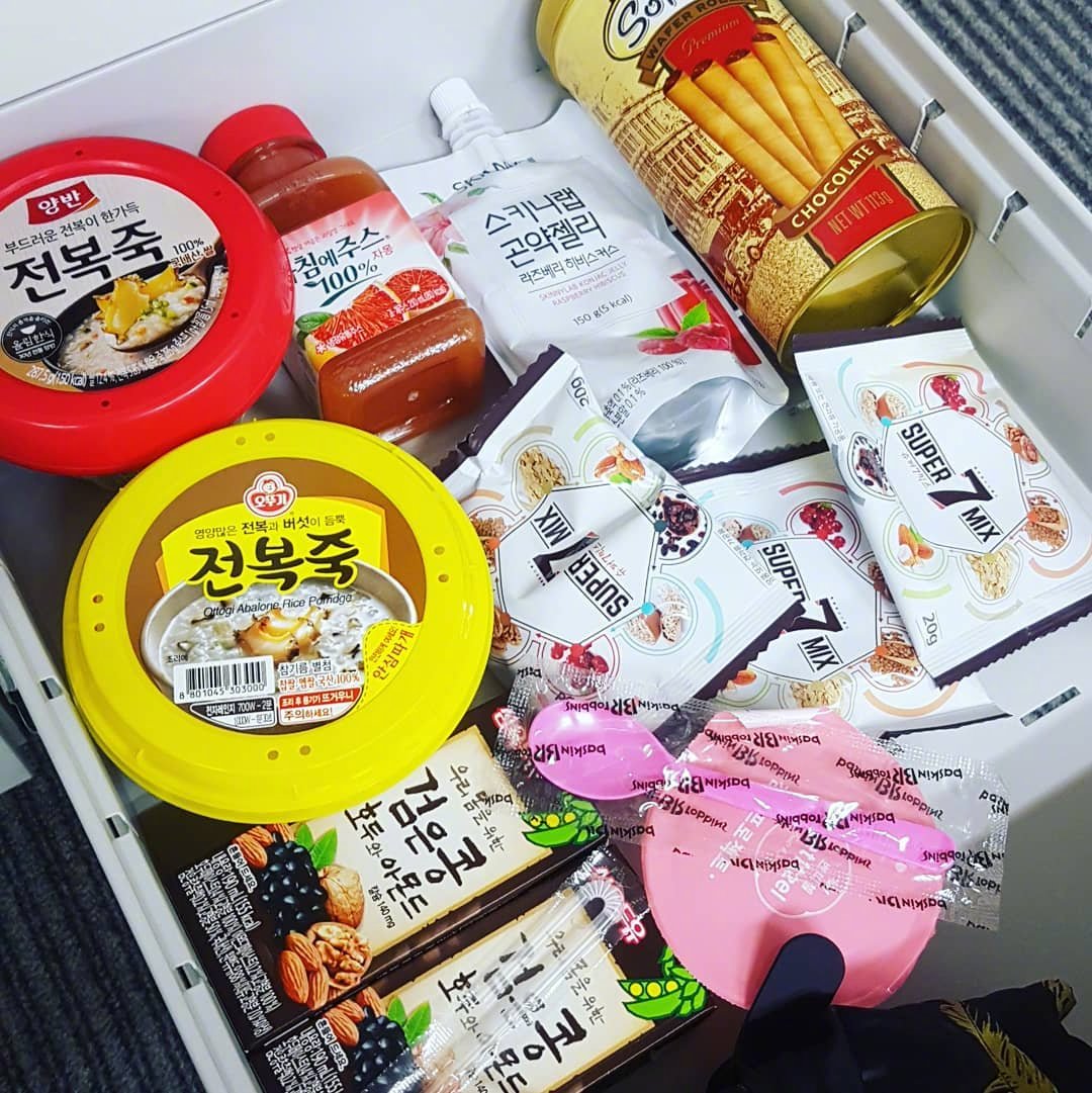 办公桌里,一定要有一个抽屉是要塞满零食的~dei不dei?