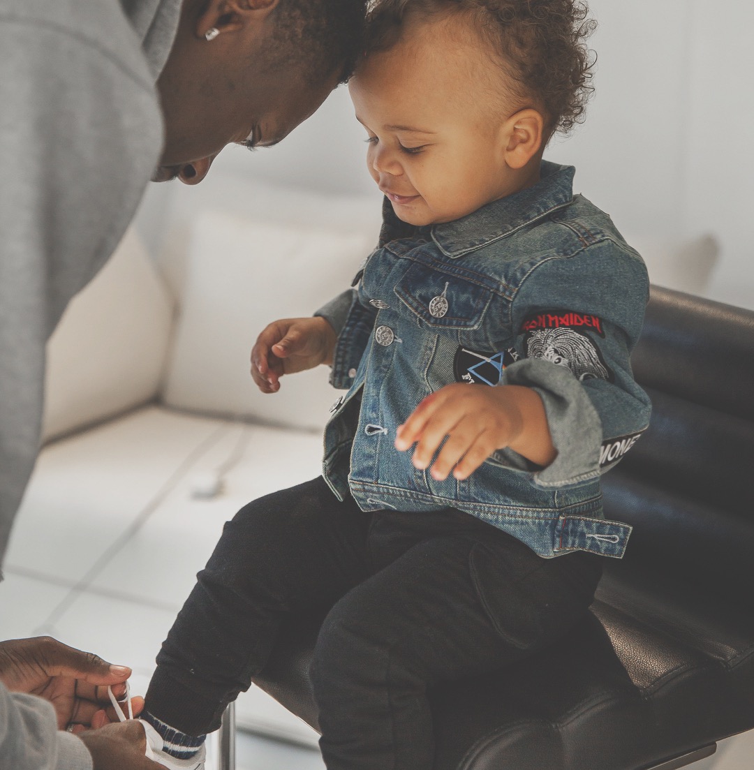 朱利叶斯-兰德尔的第一个纹身,把儿子的头像纹在了自己的右臂