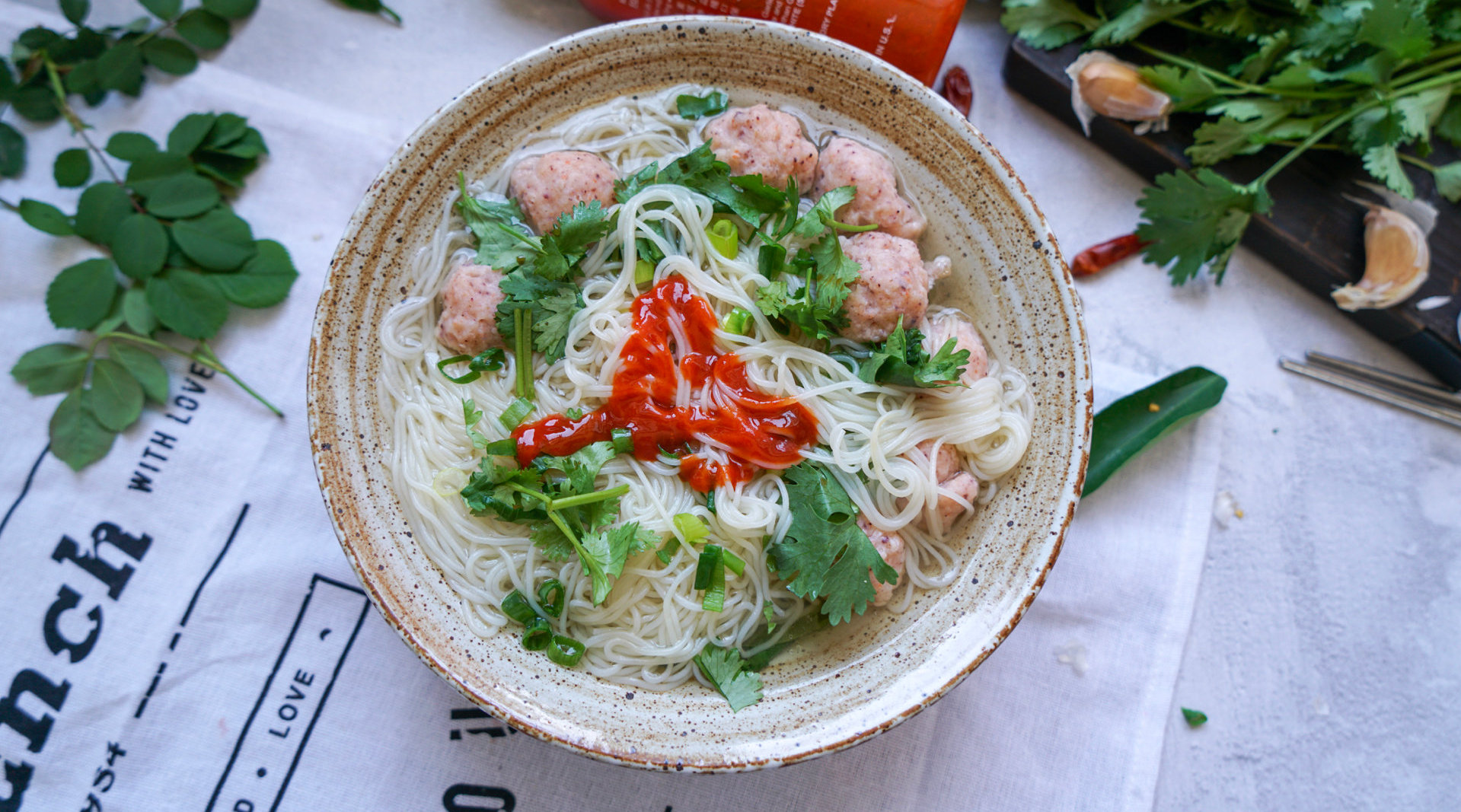 初夏2分钟教你制作清爽东南亚风味-鲜虾鱿鱼丸汤粉 @鲜城 @微博美