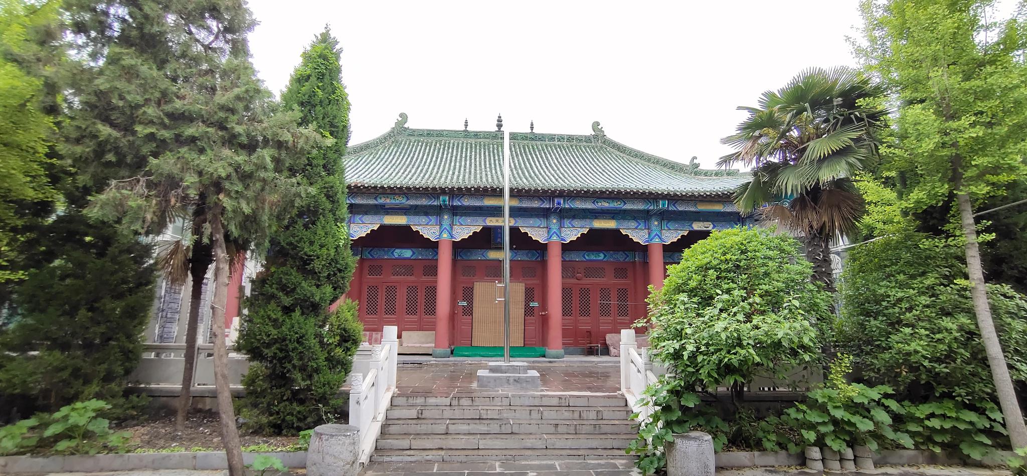 商丘北关清真寺,虽然挂了历史建筑牌,但建筑本身是1996年才建成