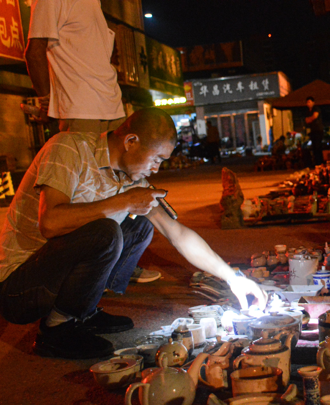 景德镇最早的"鬼市"并不是在曙光路古玩市场,早期景德镇的鬼市在人民