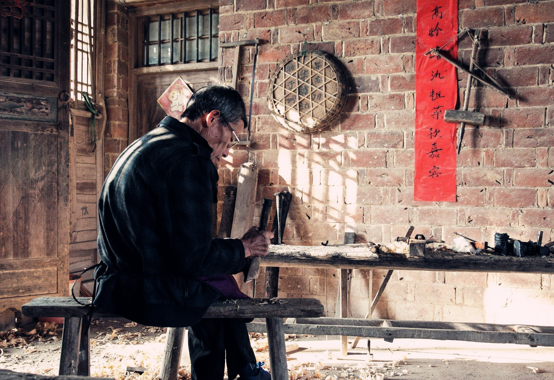 农村50岁老木匠,一天能挣800,一年能存几个钱?答案很多人不信