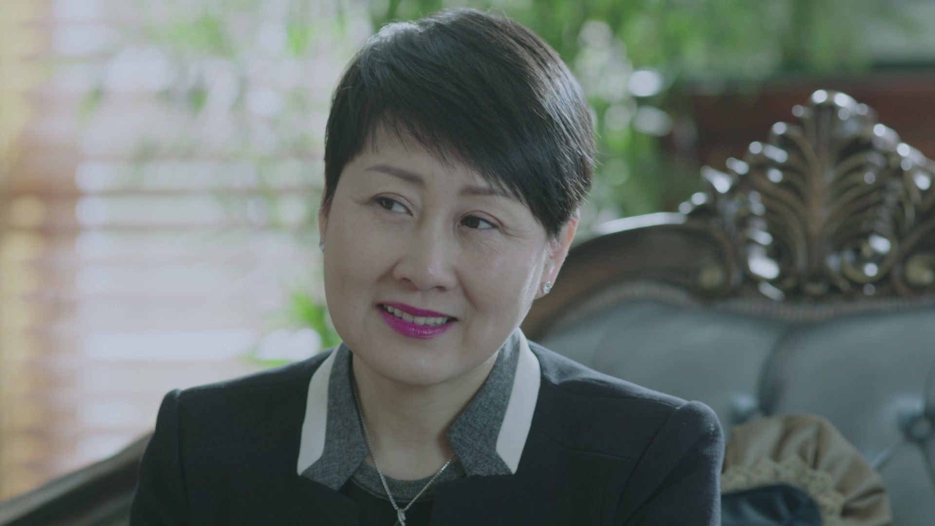 生活中的她爱说爱笑,是脾气好,好说话的大姐,与吴惠芬截然不同.