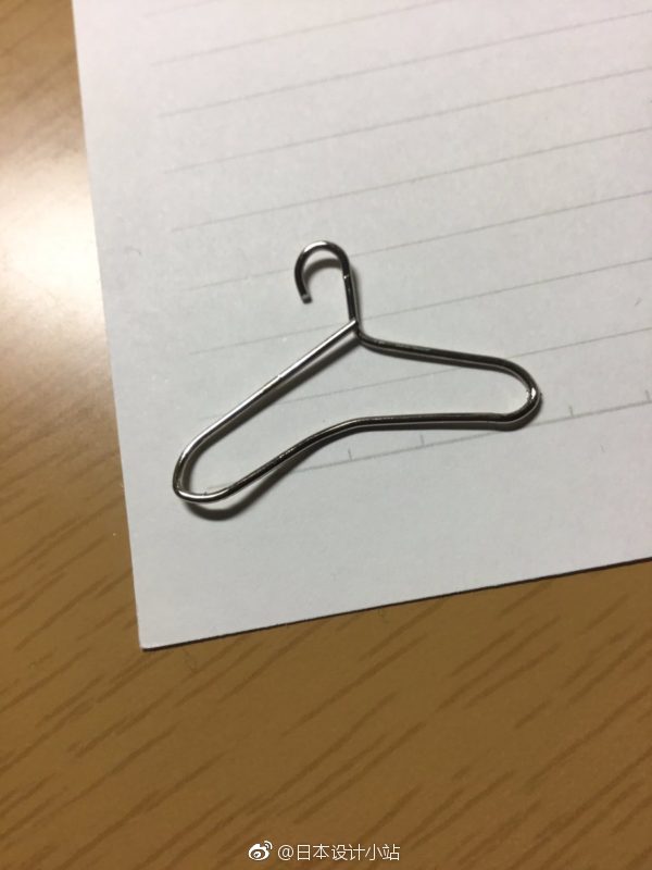 日本网友diy作品将回形针扭成迷你衣架可以当首饰架哦