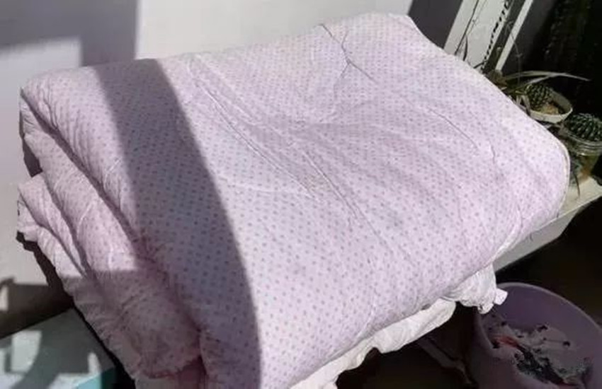 娃的被子被偷,妈妈在单元楼门口贴条,句句戳中要害不带一个脏字