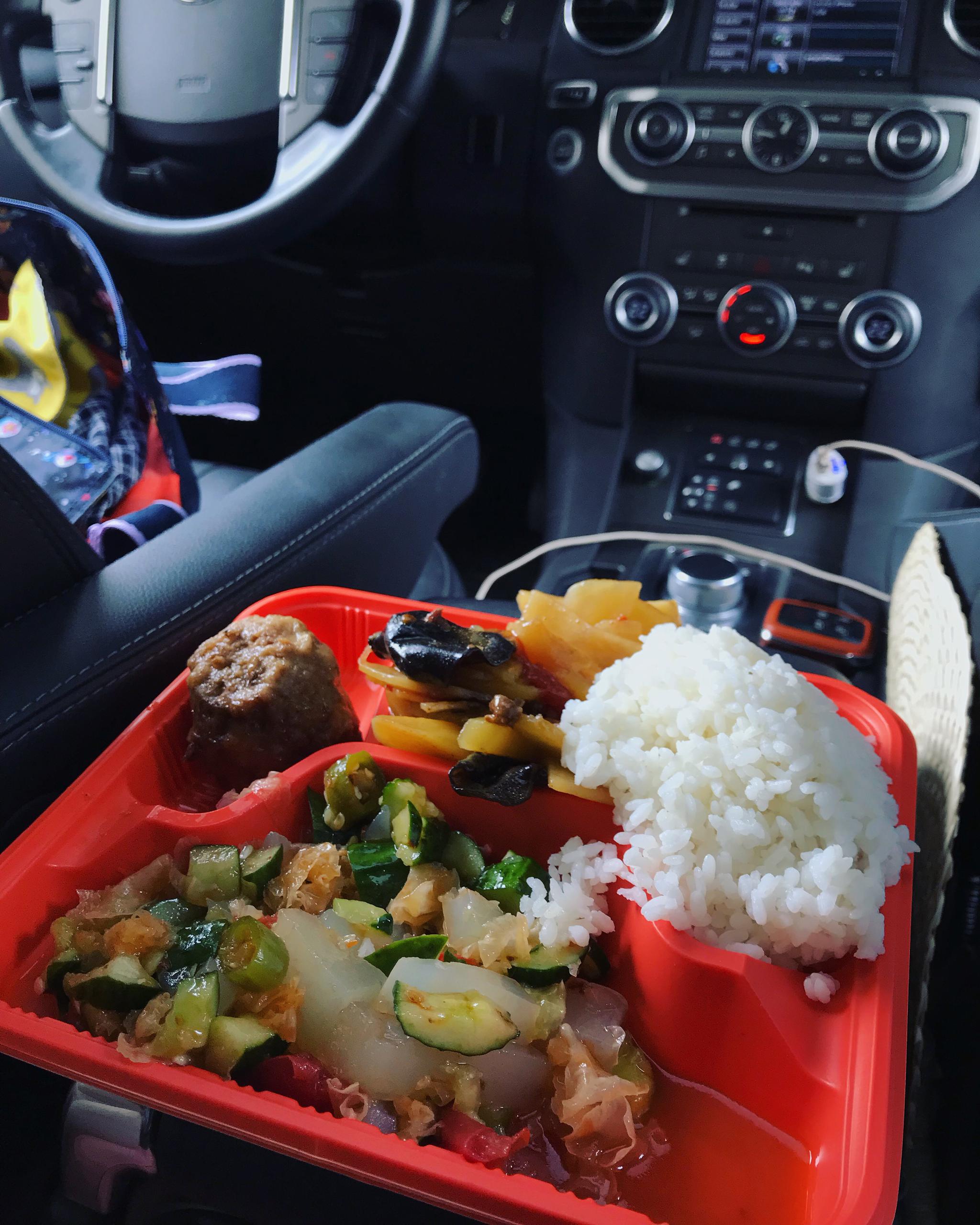 吃到了女儿的剧组盒饭,演员们努力值得尊敬