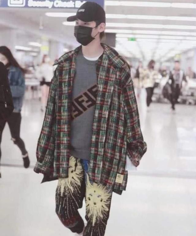 机场出现黄明昊,脚上的aj抢镜,简直是全网最潮的一双鞋子