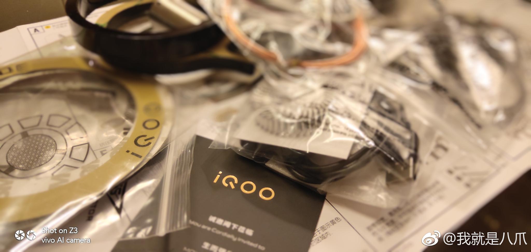 回到酒店,收到一个神秘黑盒子