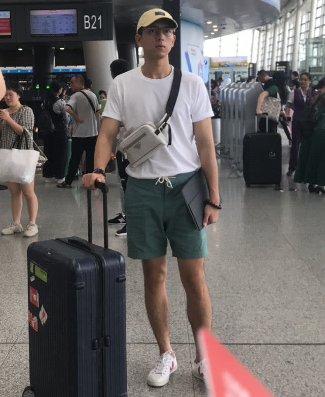 戏里是高冷男神"韩商言",戏外却是穿拖鞋的李现,反差真大!