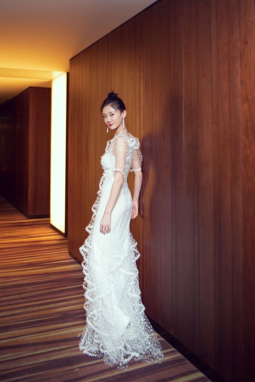 昨日,@苗苗-vivi 身着一袭白色圣诞礼裙出席时尚活动