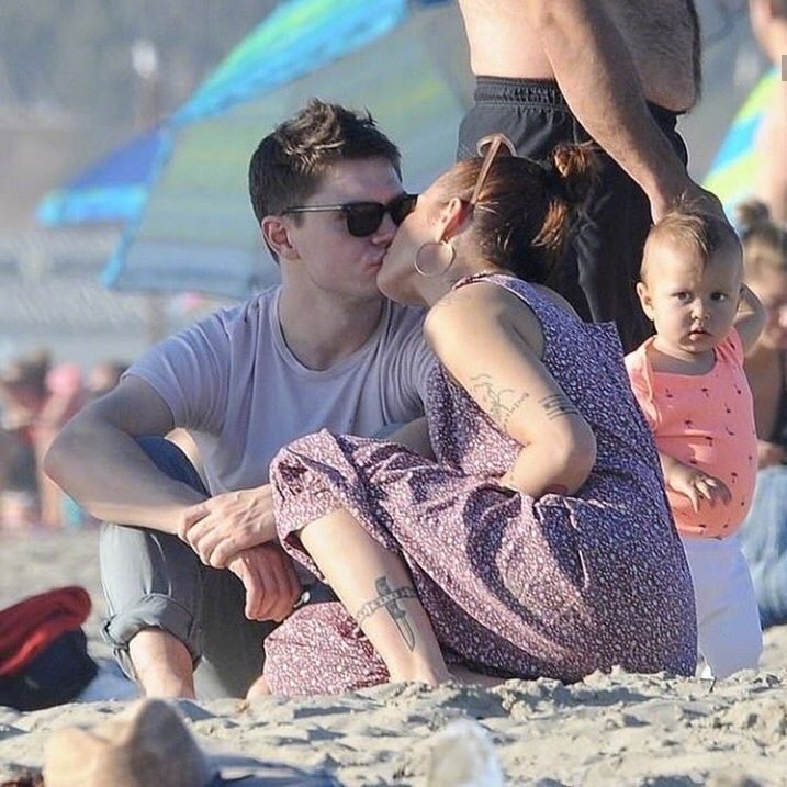 halsey和快银evan peters沙滩度假亲吻被拍.ps