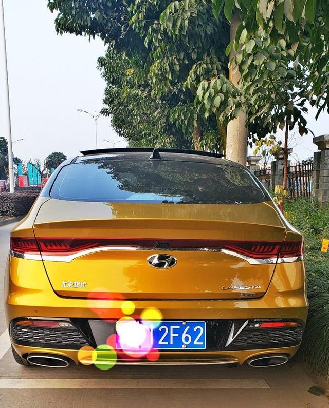 全国首提流沙金现代菲斯塔,车主:路人说前脸像鲇鱼,褒贬不一