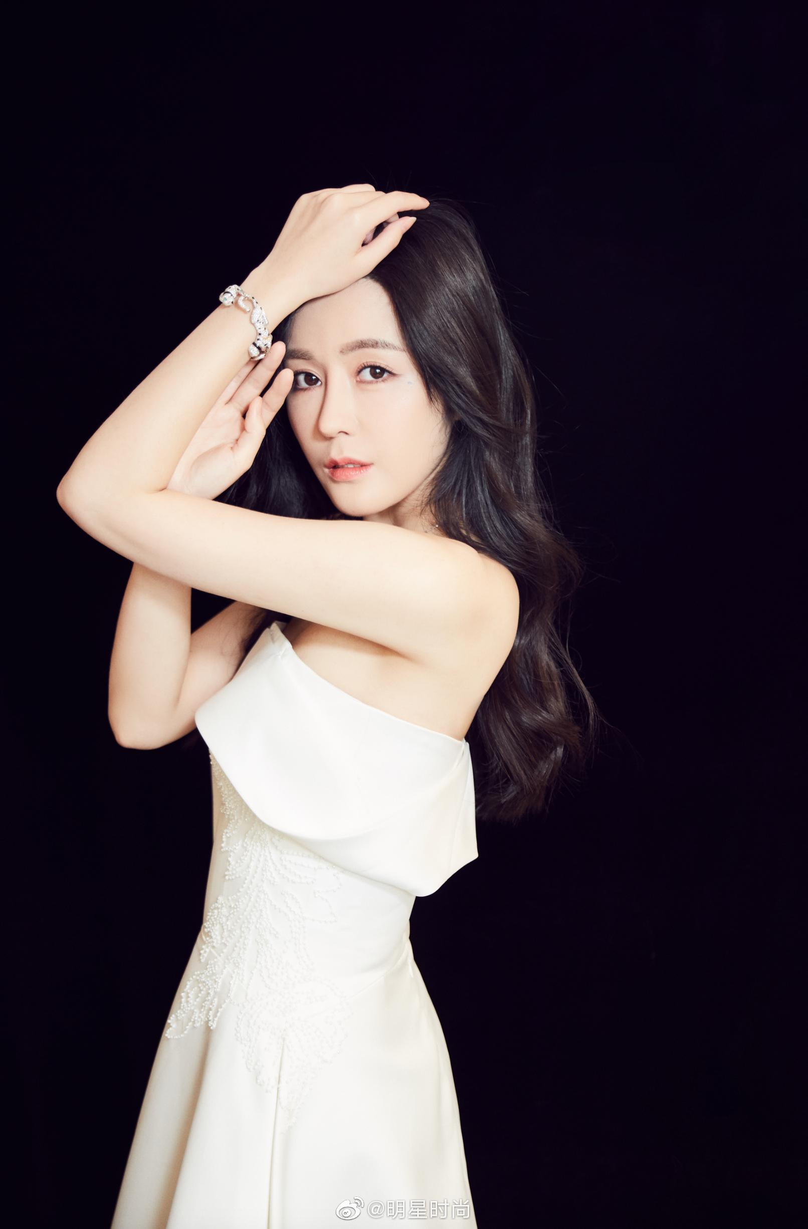 亮相科技品牌发布会,白色抹胸轻礼服勾勒优雅迷人的肩颈线条