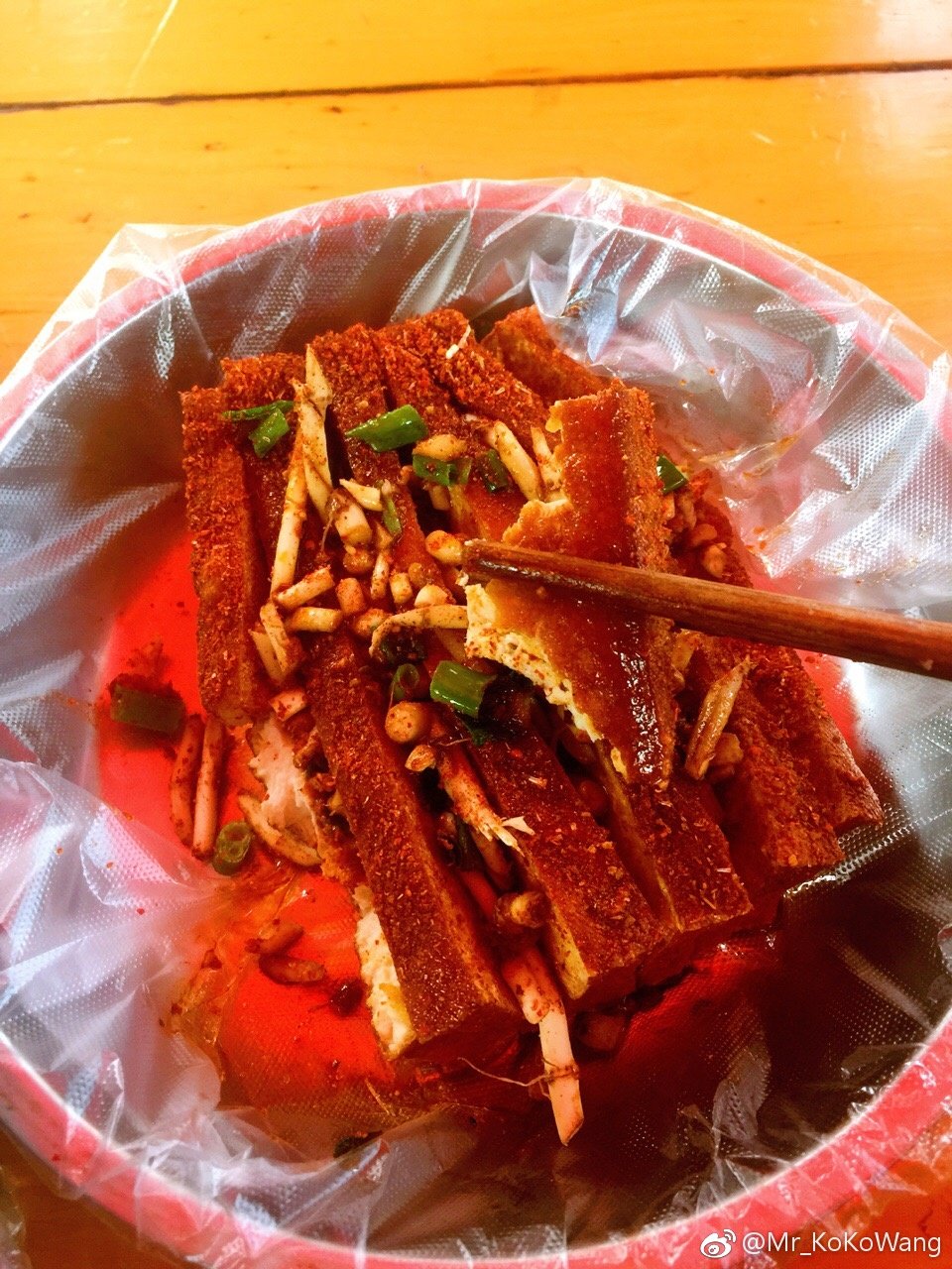 大邑县街边小吃油炸豆腐可以说是最具地方特色豆腐炸空炸脆中间切