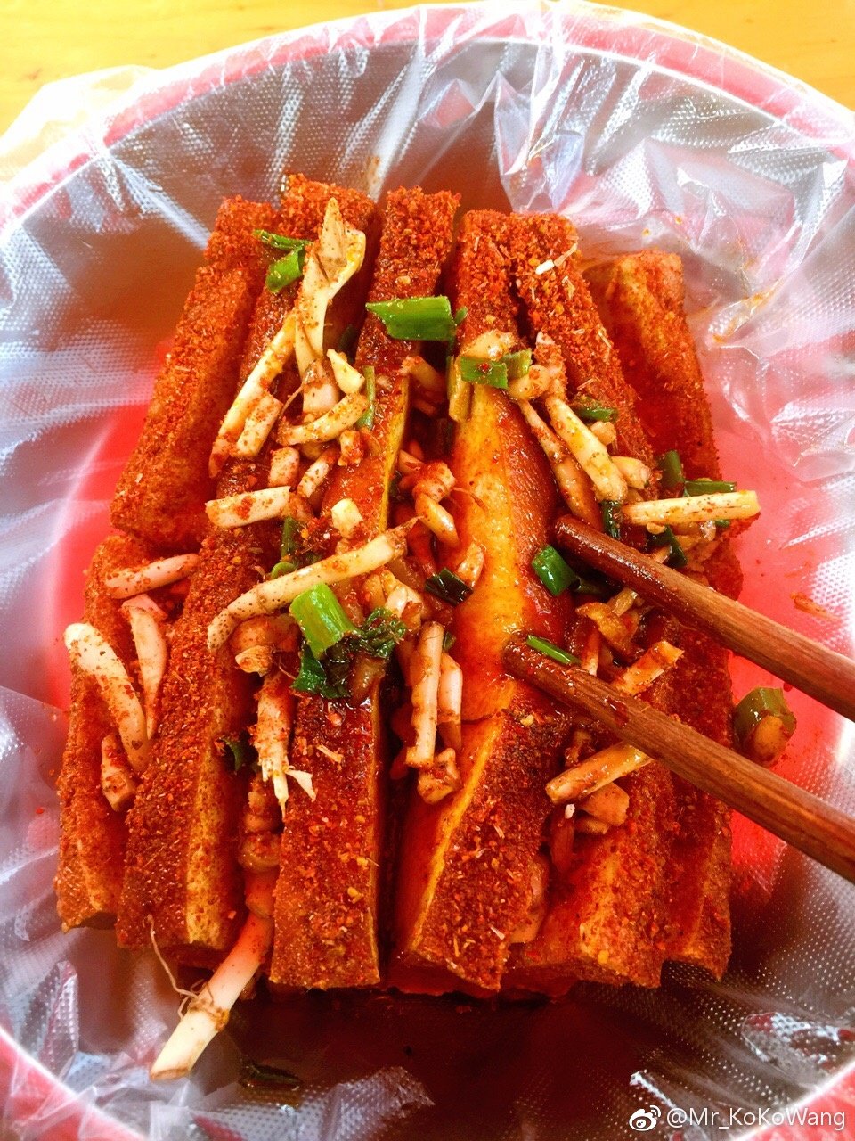 大邑县街边小吃油炸豆腐可以说是最具地方特色豆腐炸空炸脆中间切