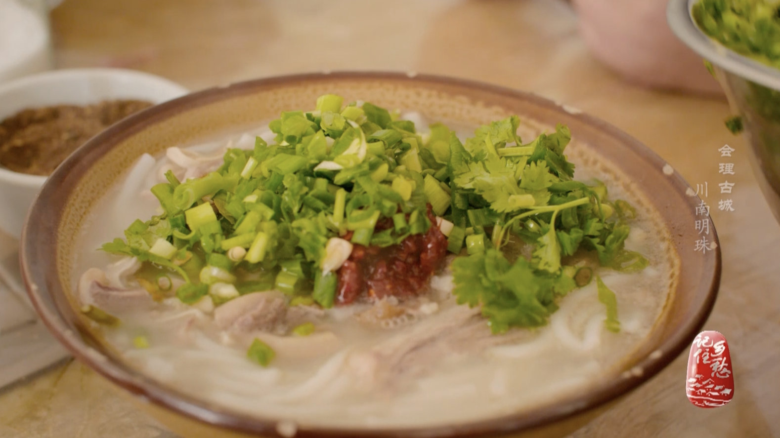 在郭德富八岁那年,有一次,他看到别的小朋友吃零食,十分嘴馋