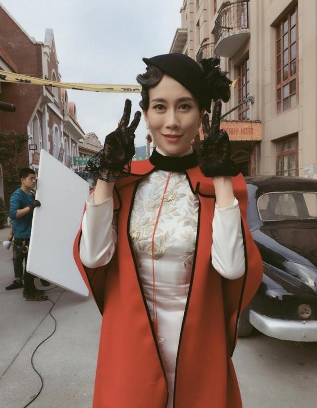 温峥嵘穿旗袍才叫"古典美",外搭斗篷外套更优雅,这气质没谁了