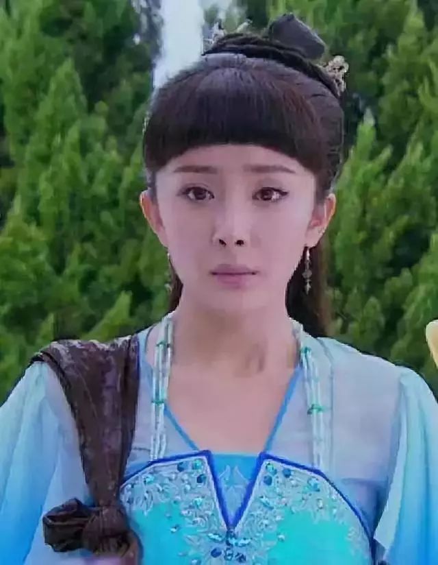 女星留起铁刘海,迪丽热巴像男人,赵丽颖搞笑,唐嫣居然最好看