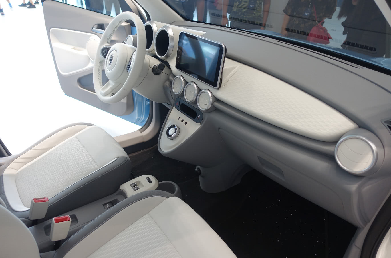 自媒体 正文 相比其他品牌的电动汽车,欧拉r1的内饰绝对算是简约设计