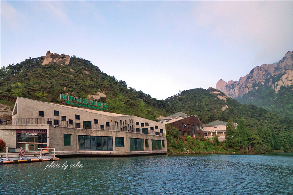 昨晚入住了天柱山海拔约1000米的炼丹湖度假酒店