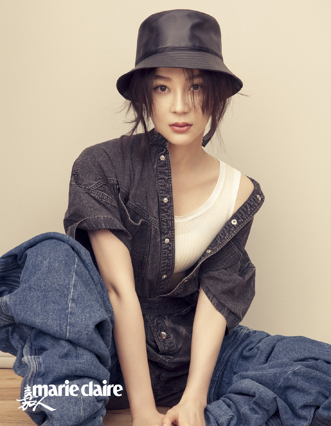 袁姗姗杂志时尚大片一组,简约的白t与牛仔,展现自律的性感魅力.