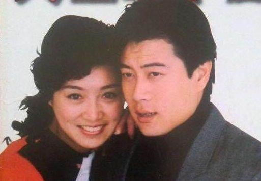 58岁巫刚生活近照: 演戏精湛为人低调, 满头白发至今未再婚