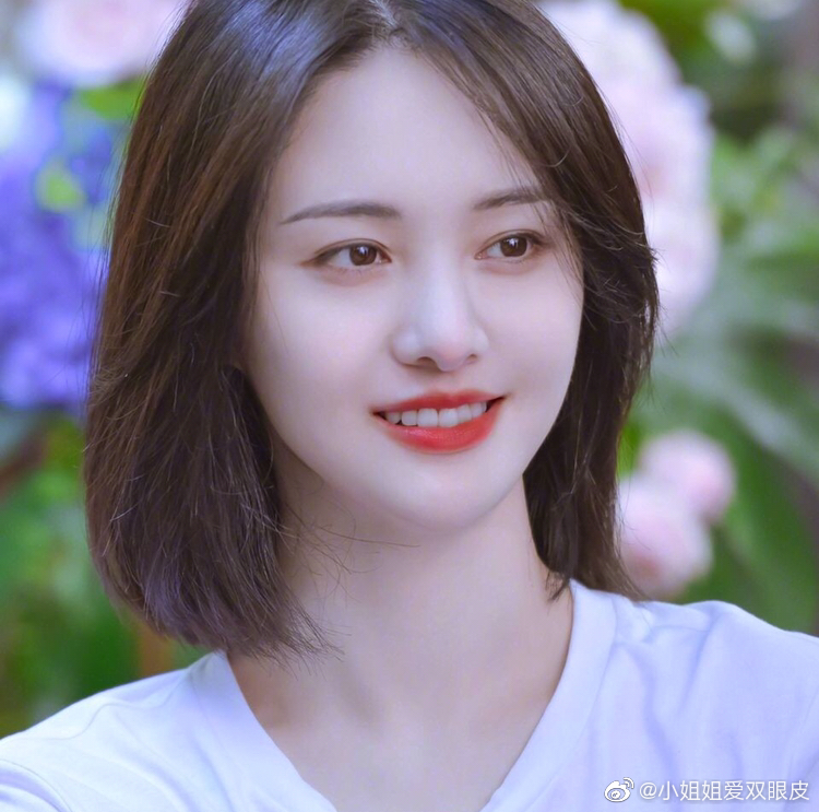 郑爽的眼睛是一直比较好看的平行双眼皮,之前大方承认自己整形