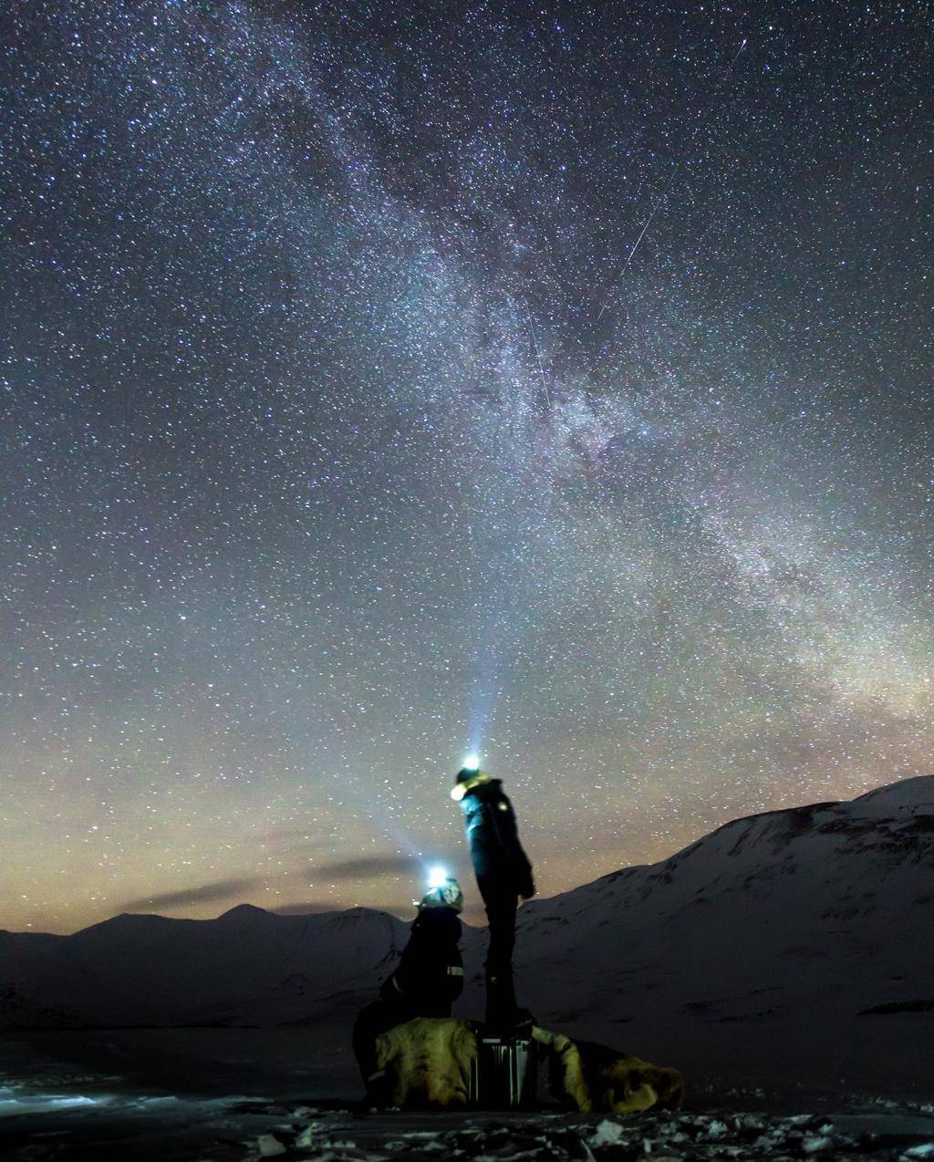 夜空中一颗会移动的星星,那不是不明物体,而是人造卫星-空间站
