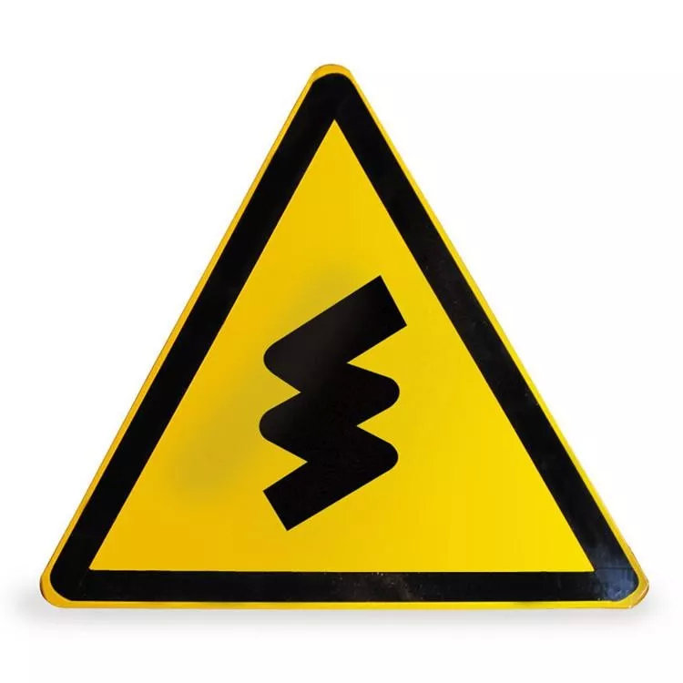 表示前方有右急转弯,注意减速慢行右急转弯标志山路上有很多交通标志