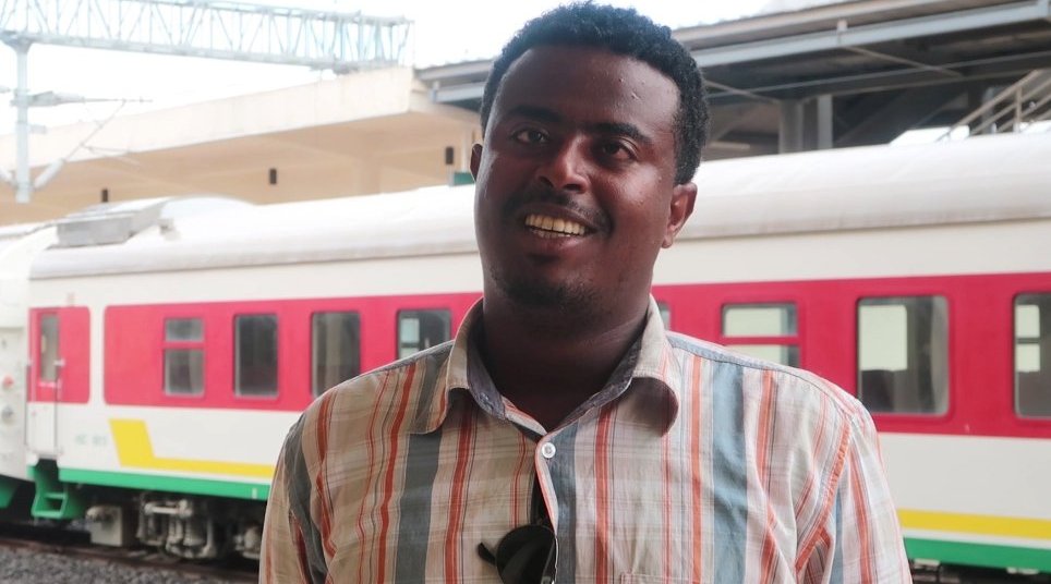 "你晓得嘛?"这位在亚吉铁路工作的非洲小哥四川话溜得很