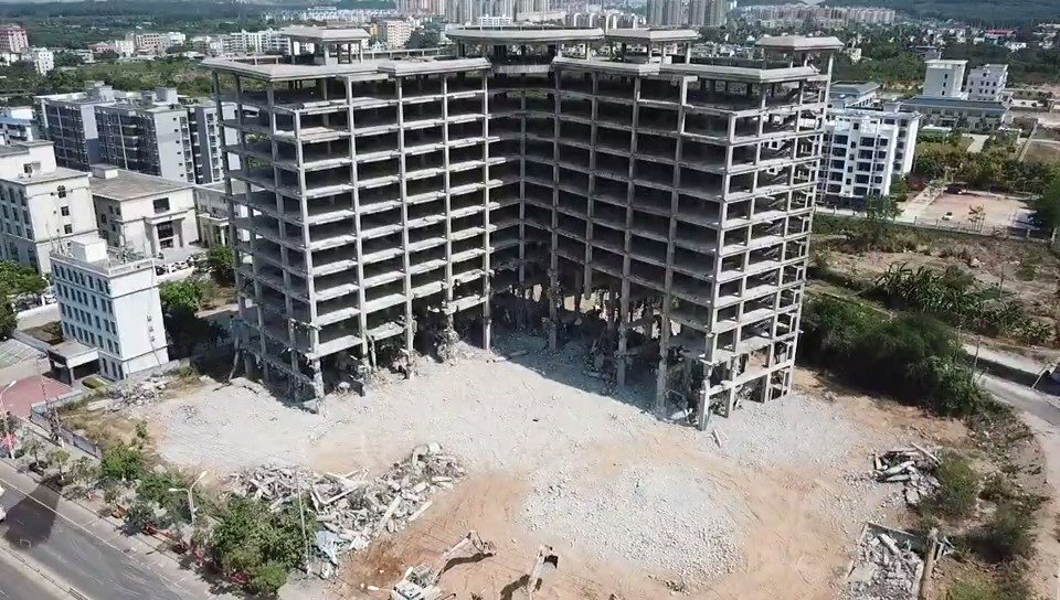 倒塌瞬间!昌江黄鸿发犯罪团伙骨干违建揽金酒店拆完