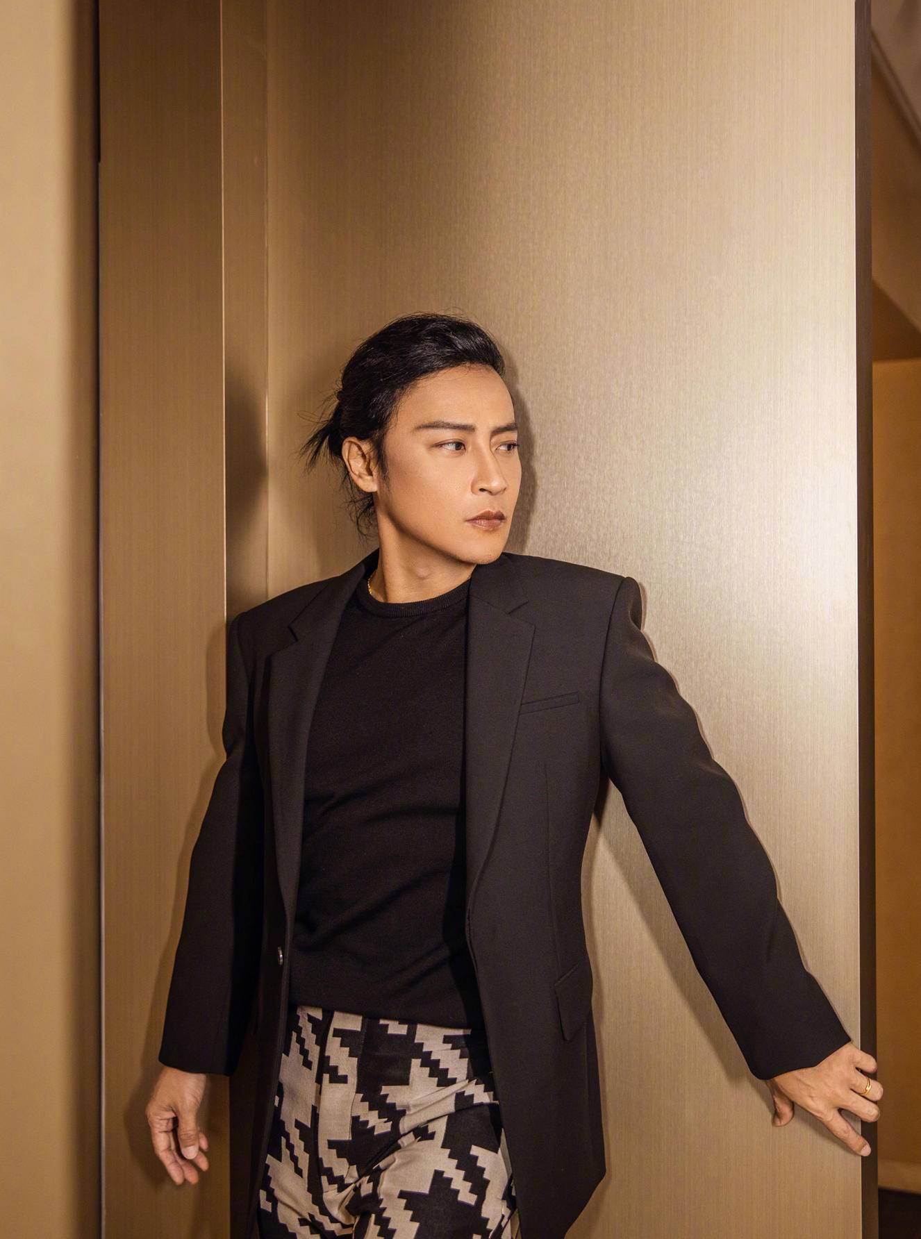 首先在发型上,陈志朋就给人一种清爽利落的感觉,长长的头发向后梳起