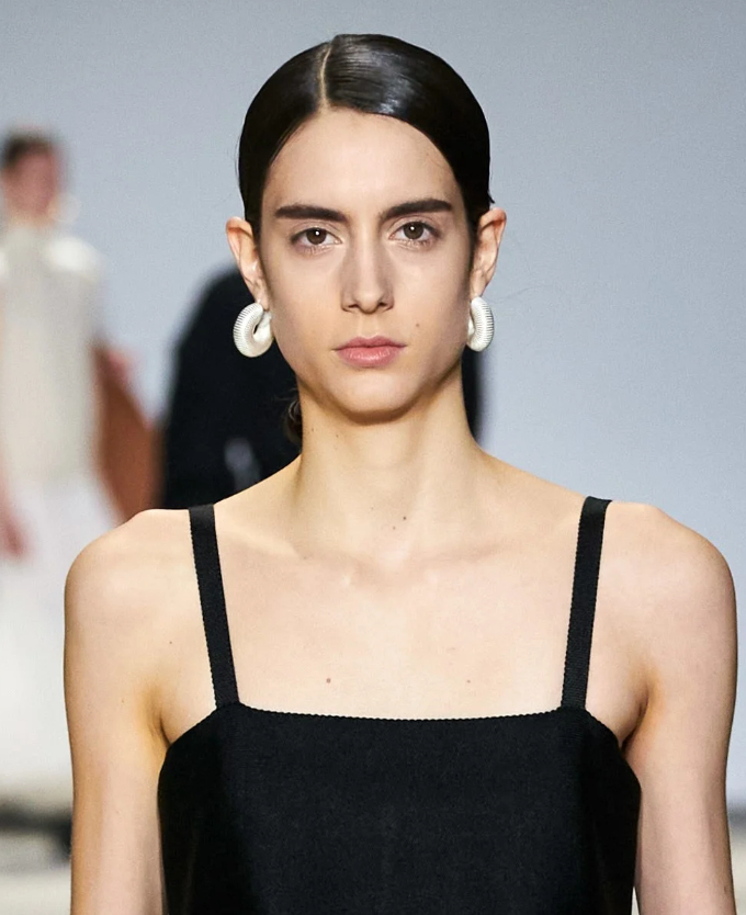 sander fall winter 2020 秀场上的职场三七分发型实用又抢眼|时装周