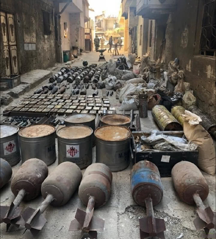 俄军发现is秘密地下军火库,搜出大批武器弹药,多到铺满半条街